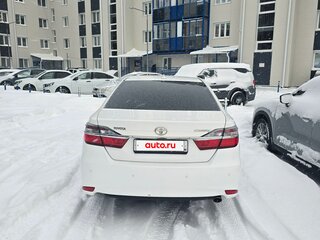 2017 Toyota Camry VII (XV50) Рестайлинг, белый, 2100000 рублей, вид 3