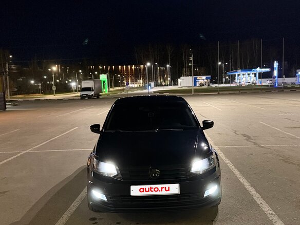 2018 Volkswagen Polo V Рестайлинг, чёрный, 1350000 рублей - вид 2