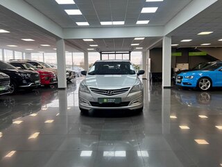 2015 Hyundai Solaris I Рестайлинг, серебристый, 830000 рублей, вид 3
