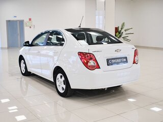 2013 Chevrolet Aveo II, белый, 610000 рублей, вид 4