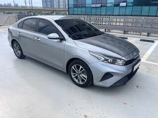 2022 Kia K3 II Рестайлинг, серебристый, 1353027 рублей, вид 3
