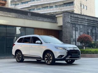 2020 Mitsubishi Outlander III Рестайлинг 3, белый, 3300000 рублей, вид 3