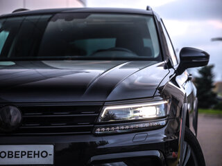 2018 Volkswagen Tiguan II, чёрный, 2599777 рублей, вид 2