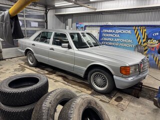 1990 Mercedes-Benz S-Класс 300 II (W126) Рестайлинг, серебристый, 800000 рублей, вид 1