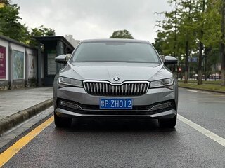 2022 Skoda Superb III Рестайлинг, серый, 2050000 рублей, вид 2