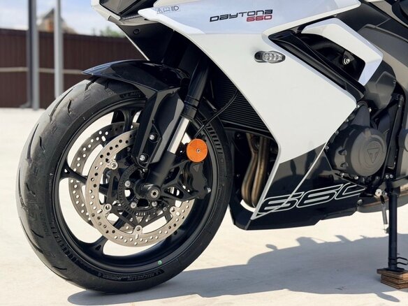 2025 Triumph Daytona 660, белый - вид 10