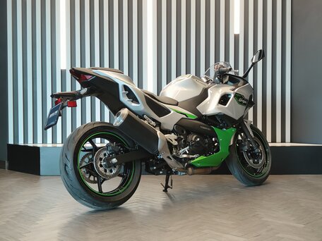 2025 Kawasaki Ninja 7, серебристый, 789000 рублей, вид 3