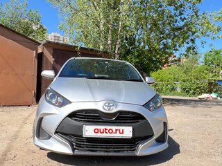 2020 Toyota Yaris IV, серый, 1210000 рублей, вид 1