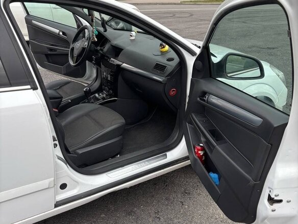 2011 Opel Astra H Рестайлинг, белый, 550000 рублей - вид 18