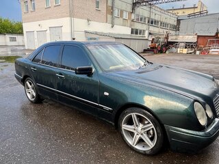1997 Mercedes-Benz E-Класс 230 II (W210, S210), зелёный, 350000 рублей, вид 3