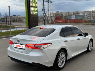 2018 Toyota Camry VIII (XV70), белый, 2900000 рублей, вид 3