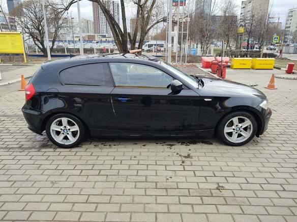 2010 BMW 1 серии 116i I (E81/E82/E87/E88) Рестайлинг, чёрный, 970000 рублей - вид 3