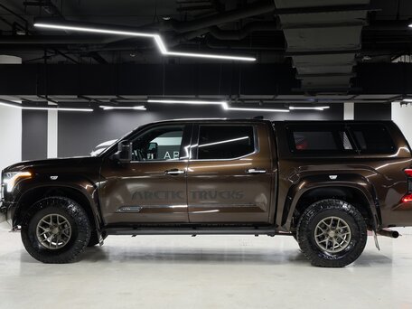 2023 Toyota Tundra Crew Max CrewMax III, коричневый, 9000000 рублей, вид 2