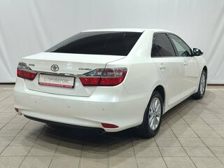 2015 Toyota Camry VII (XV50) Рестайлинг, белый, 1800000 рублей, вид 4