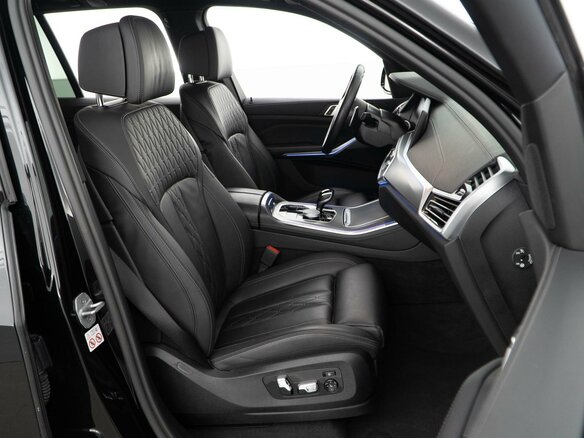 2022 BMW X5 M50i IV (G05/G18), чёрный, 8690052 рублей - вид 7