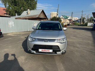 2014 Mitsubishi Outlander III Рестайлинг, серебристый, 2200000 рублей, вид 3