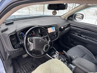 2014 Mitsubishi Outlander PHEV III, серебристый, 2200000 рублей, вид 4
