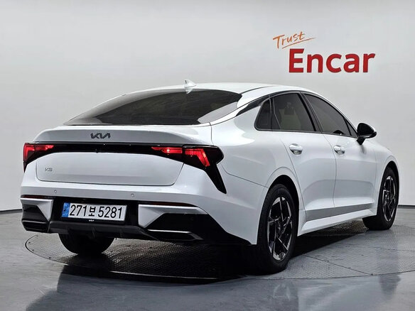 2024 Kia K5 III Рестайлинг, белый, 2582000 рублей - вид 1