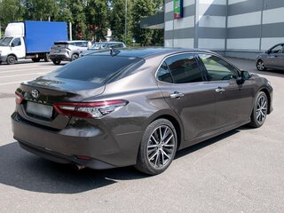 2022 Toyota Camry VIII (XV70) Рестайлинг, коричневый, 5600000 рублей, вид 4