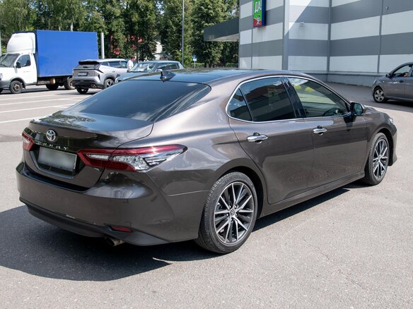 2022 Toyota Camry VIII (XV70) Рестайлинг, коричневый, 5600000 рублей - вид 3