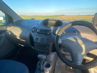 2001 Toyota Vitz I (P10), серебристый, 350000 рублей, вид 5