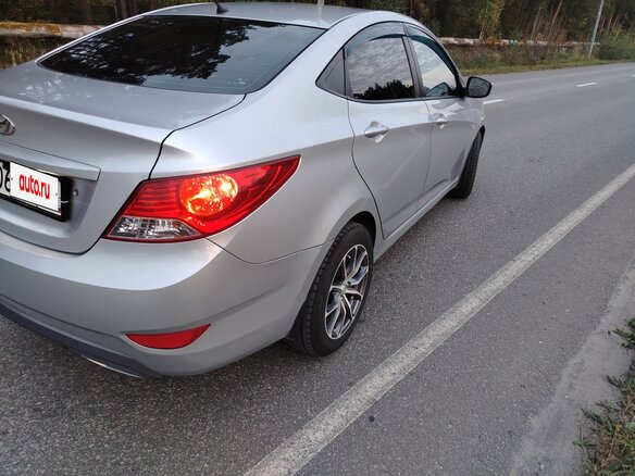 2013 Hyundai Solaris I, серебристый, 750000 рублей - вид 2