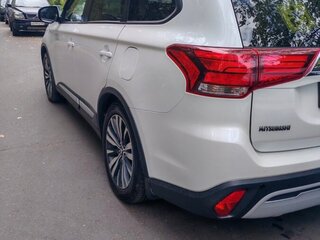 2019 Mitsubishi Outlander III Рестайлинг 3, белый, 2050000 рублей, вид 3
