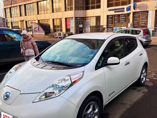 2013 Nissan Leaf (EM57) I (ZE0/AZE0), белый, 1200000 рублей, вид 2