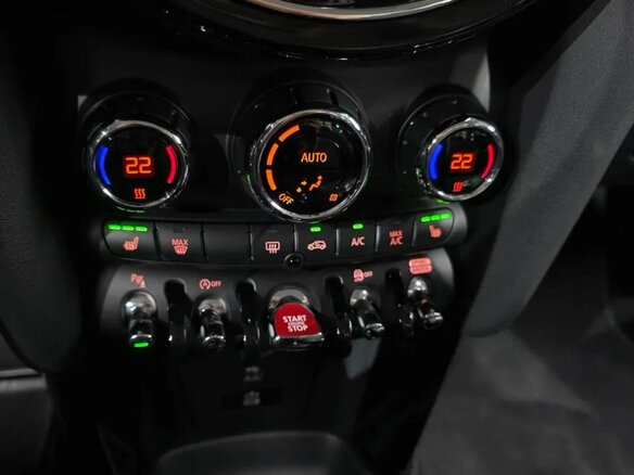 2022 Mini Hatch Cooper III (F55/F56) Рестайлинг 2, чёрный, 1850000 рублей - вид 15