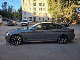 2021 BMW 5 серии 520d xDrive VII (G30/G31/G38) Рестайлинг, серый, 5600000 рублей, вид 4