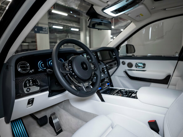 2025 Rolls-Royce Cullinan Black Badge I Рестайлинг (Series II), белый, 64500000 рублей - вид 35