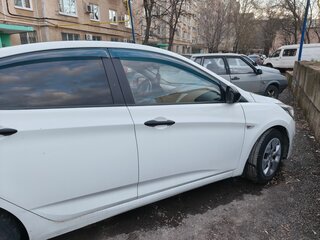 2015 Hyundai Solaris I Рестайлинг, белый, 650000 рублей, вид 3