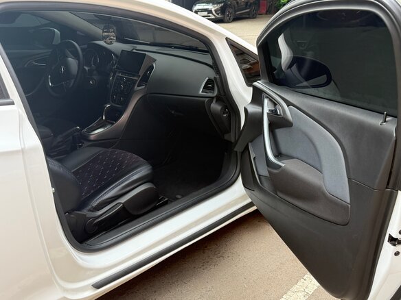 2013 Opel Astra GTC J Рестайлинг, белый, 880000 рублей - вид 17