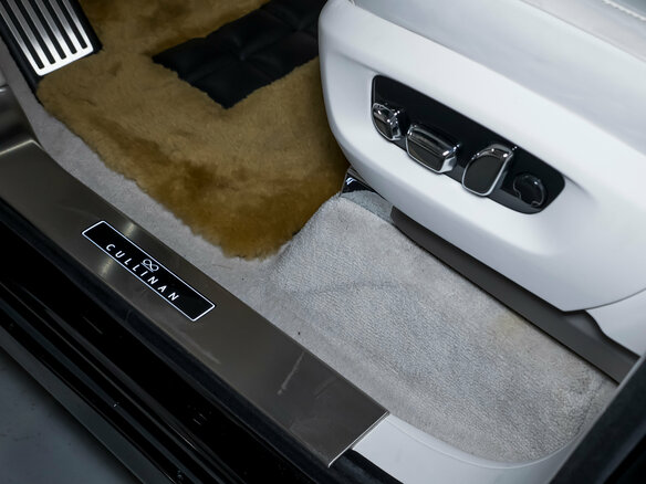 2025 Rolls-Royce Cullinan Black Badge I Рестайлинг (Series II), чёрный, 72000000 рублей - вид 23