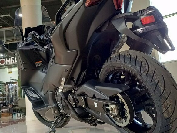 2024 Yamaha TMAX, чёрный - вид 9