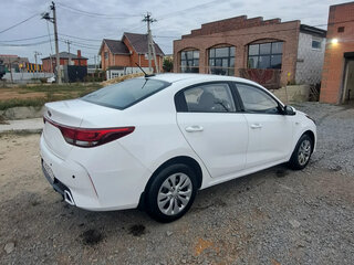 2021 Kia Rio IV Рестайлинг, белый, 1280000 рублей, вид 3