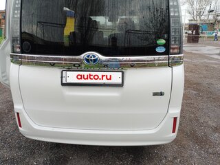 2017 Toyota Voxy III (R80), белый, 2200000 рублей, вид 4