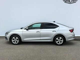 2021 Skoda Octavia IV (A8), серебристый, 1740000 рублей, вид 3