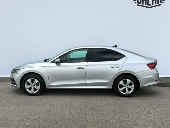 2021 Skoda Octavia IV (A8), серебристый, 1740000 рублей - вид 2
