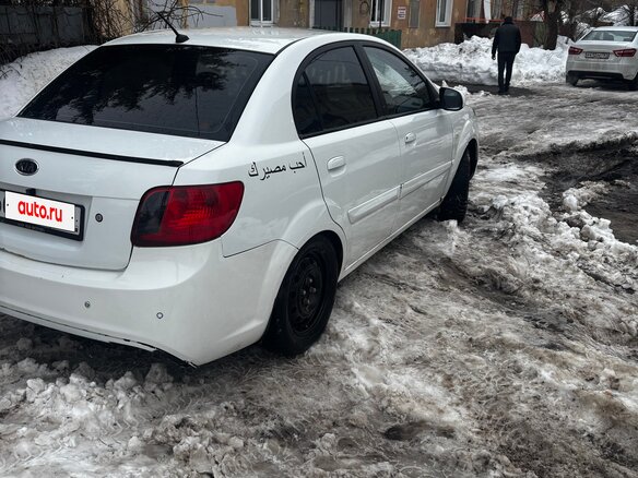 2011 Kia Rio II Рестайлинг, белый, 190000 рублей - вид 2