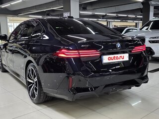 2025 BMW 5 серии 530i xDrive VIII (G60/G61/G68), чёрный, 7190999 рублей, вид 4