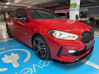 2020 BMW 1 серии 118d III (F40), пурпурный, 1699100 рублей, вид 4