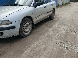 2002 Mitsubishi Carisma I Рестайлинг, серебристый, 70000 рублей, вид 2