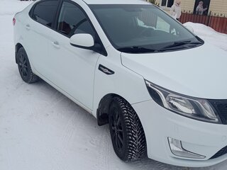 2013 Kia Rio 5-speed III, белый, 930000 рублей, вид 3