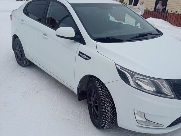 2013 Kia Rio 5-speed III, белый, 930000 рублей - вид 2