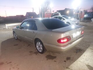 1998 Mercedes-Benz E-Класс 220 II (W210, S210), серебристый, 430000 рублей, вид 3