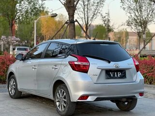 2022 Toyota Yaris IV, серебристый, 1210005 рублей, вид 4