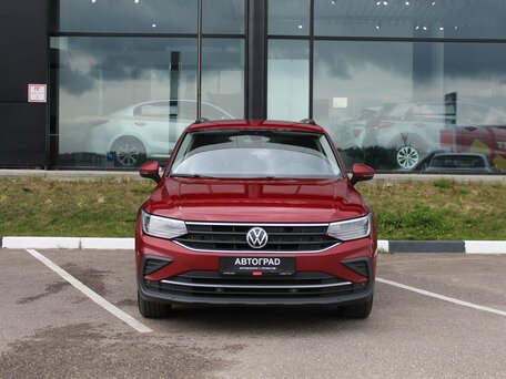 2021 Volkswagen Tiguan II Рестайлинг, красный, 1910000 рублей, вид 2