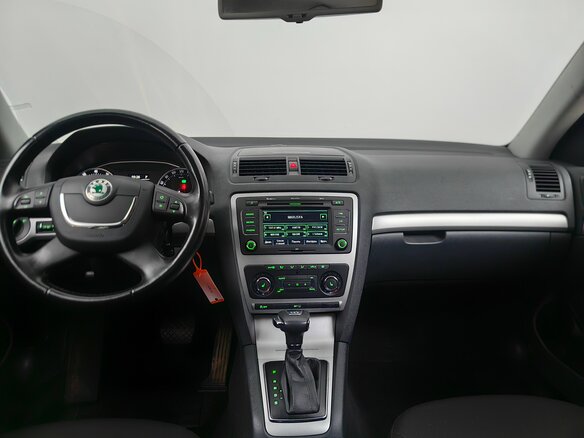 2011 Skoda Octavia II (A5) Рестайлинг, белый - вид 11