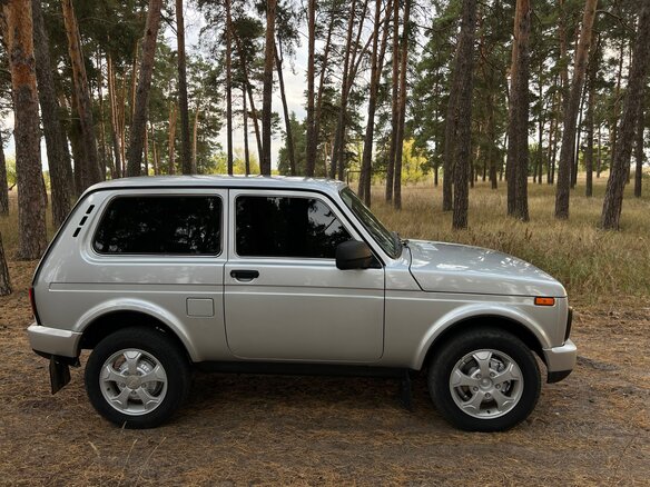 2018 Lada (ВАЗ) 2121 (4x4) Urban I Рестайлинг, серебристый, 685000 рублей